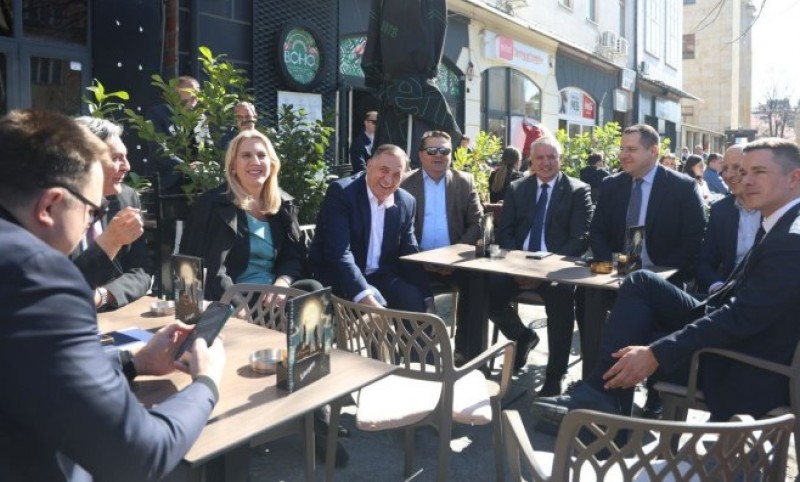 Opuštena atmosfera u banjalučkom kafiću: Dodik na kafi sa najbližim saradnicima FOTO