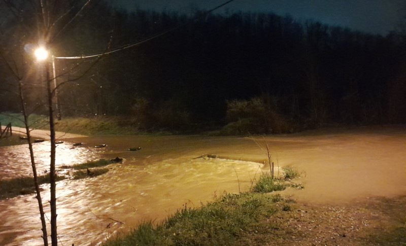 Izlila se Dragočajka u banjalučkom naselju: Raste vodostaj, rastu i strah i neizvjesnost VIDEO