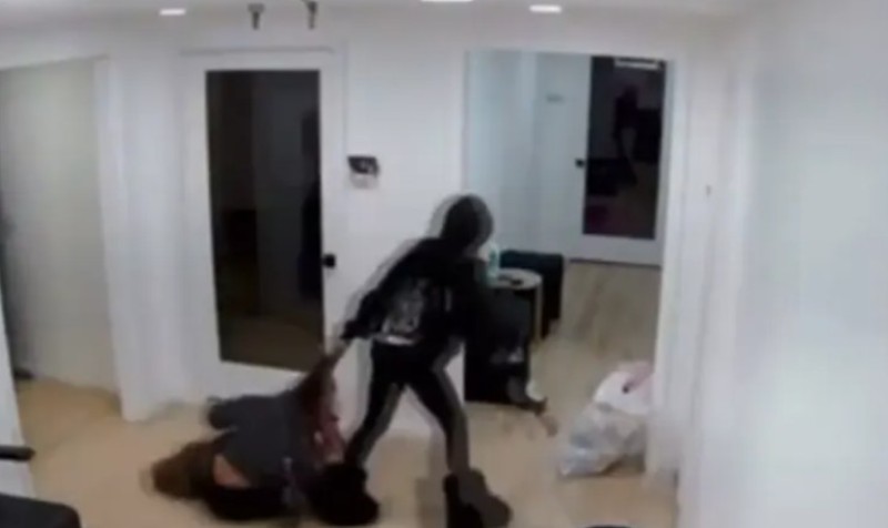 Drama! Frizerka vukla za kosu maloljetnu mušteriju (15): Snimak iz salona šokirao VIDEO