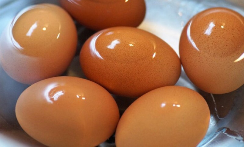 U susret Vaskrsu treba znati: Genijalna caka da vam jaja ne pucaju i da ih lakše ogulite