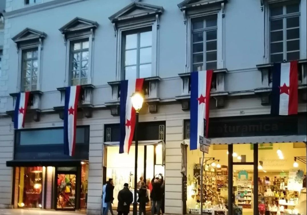 Neobičan prizor: U italijanskom gradu osvanule jugoslovenske zastave