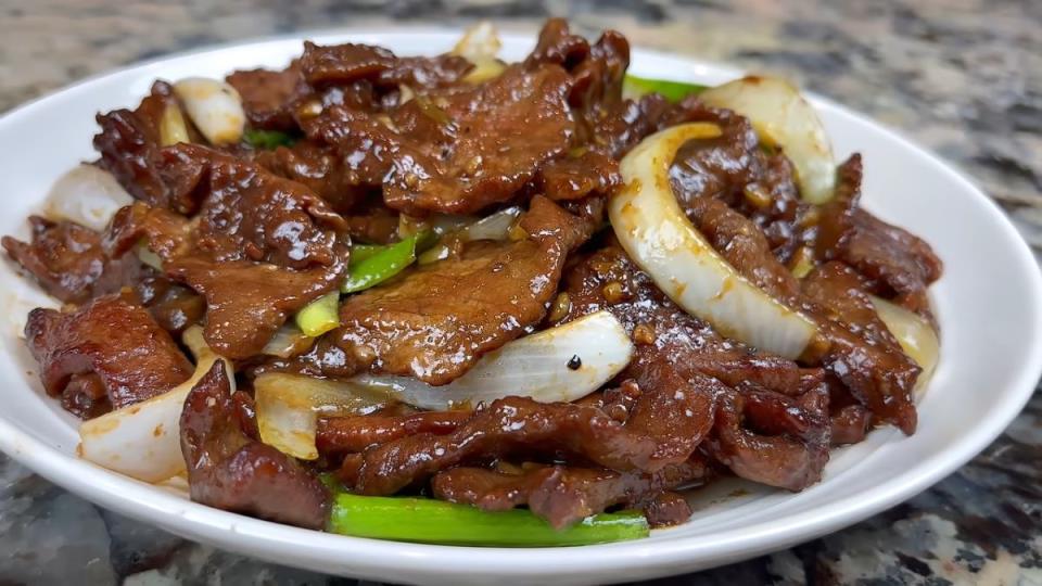 Najmekša govedina sa lukom u kineskom sosu