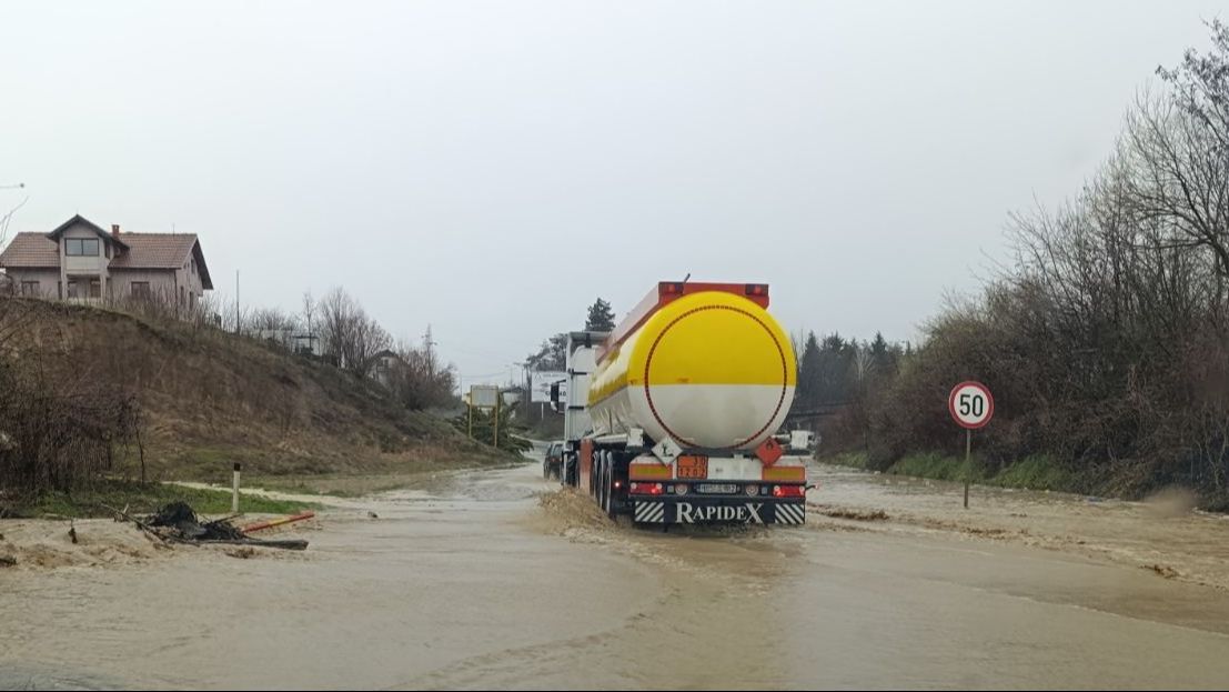 Haos na putevima u BiH: Ulice poplavljene, vozači jedva voze