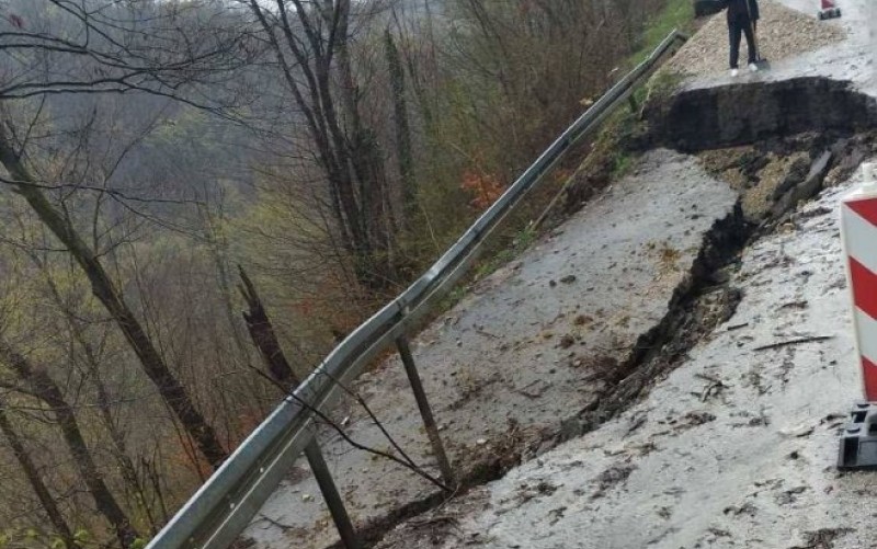 Budite oprezni kod Karanovca! Oštećen regionalni put Banjaluka-Kneževo