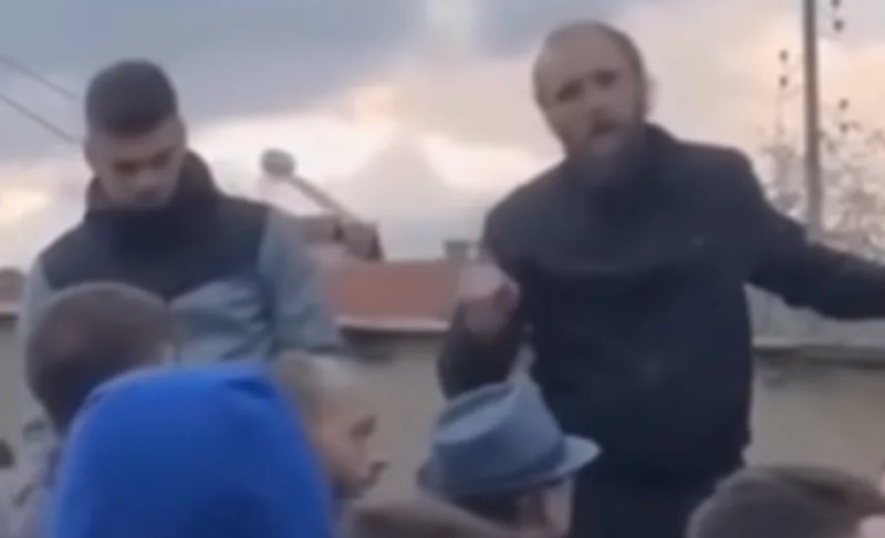 Sveštenik pozvao mještane da se smire i pomole: Hajde da sahranimo djecu pa spalite grad VIDEO