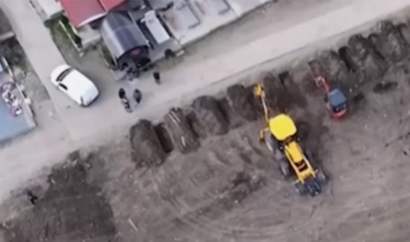 Najpotresniji snimak iz Kočana: Bagerima kopaju grobove za stradale u požaru VIDEO