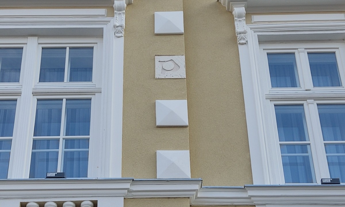 Sramota! Na Kući Milanovića već otpadaju pločice sa fasade, u podrumu vlaga FOTO