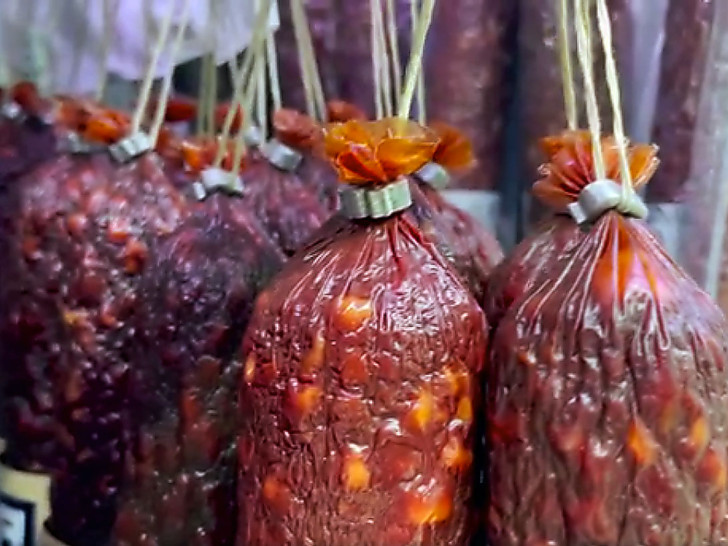 Oduševiće vas njegova funkcija: Znate li čemu služi metalni dio na omotima kobasica i salama?