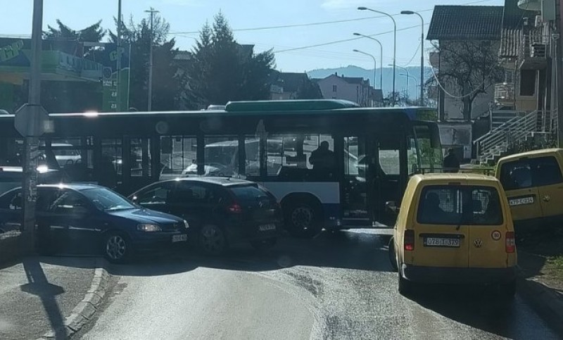 Sudar više vozila, među njima i autobus: Oprez zbog saobraćajke u ovom dijelu Banjaluke FOTO