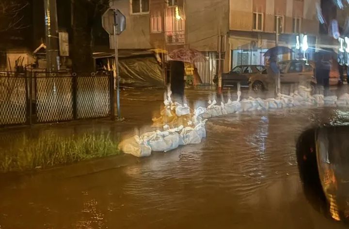 Izlio se Vrbas: Obilne padavine parališu dijelove Banjaluke FOTO