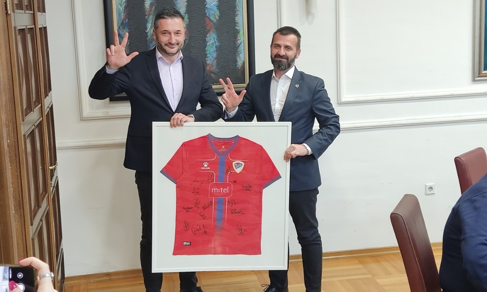 Pred istorijski meč sa Rapidom: Igrači Borca sa rukovodstvom banjalučke Skupštine FOTO