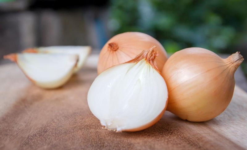 Trik profesionalnih kuvara: Kada dinstate crni luk obavezno mu dodajte ovaj sastojak