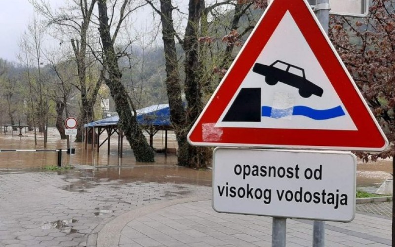 Bujične rijeke napravile problem domaćinstvima u Modriči: Ekipe na terenu