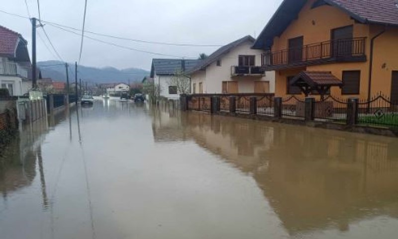Nadljudska borba sa vodom u sanskim naseljima: Mještani grade nasip VIDEO
