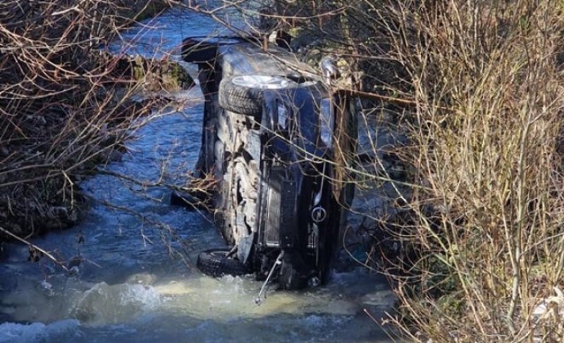 Teška saobraćajka u ovom dijelu BiH! Automobil sletio u rijeku – vozač ostao zaglavljen