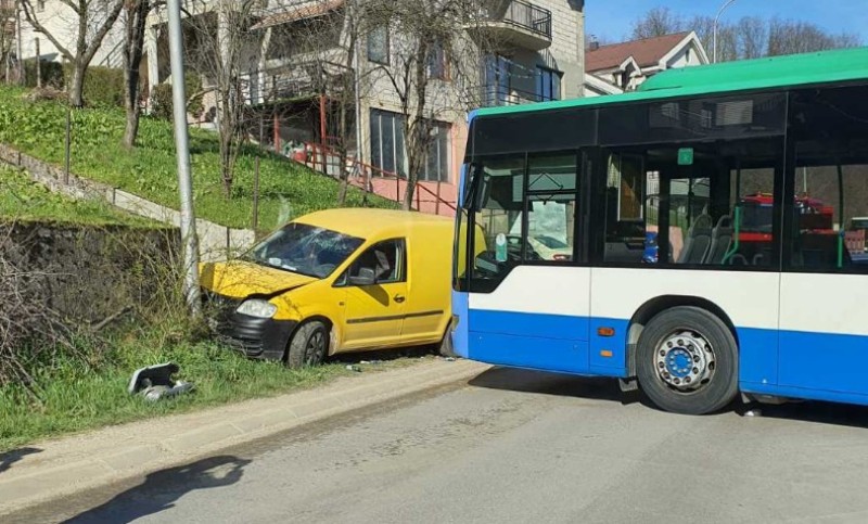 Sudar autobusa i dva auta: Policija se oglasila o nesreći u ovom dijelu Banjaluke FOTO