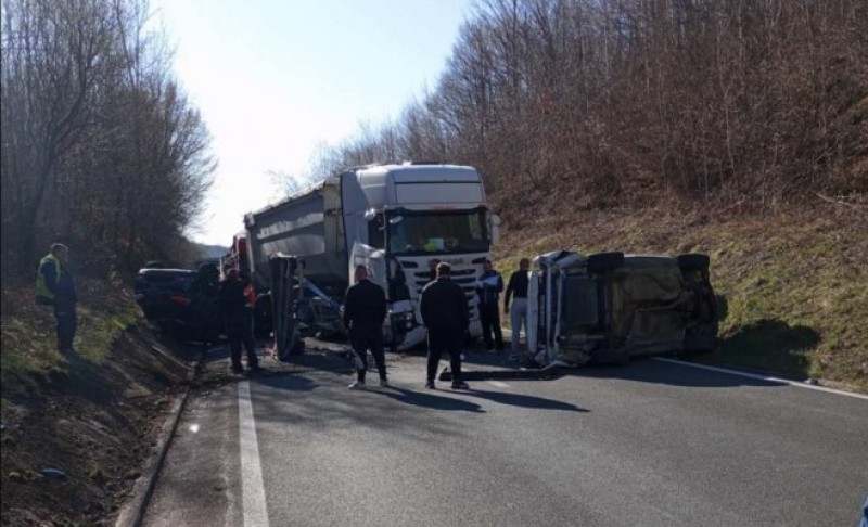Vozači, oprez! Teška nesreća na putu Banjaluka – Prijedor, saobraćaj obustavljen