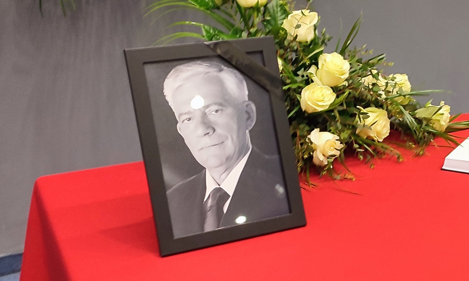 Sahranjen Nikola Kragulj: Višković naglasio da je bio patriota, čovjek od riječi, djela i obraza FOTO