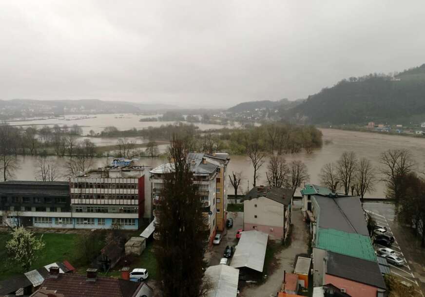 Novi Grad pod vodom: Obustavljen saobraćaj, škole zatvorene, vatrogasci na terenu