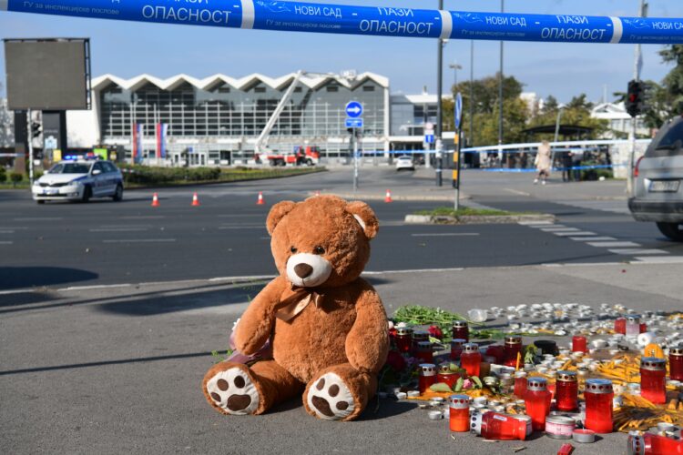 Muškarac uhapšen: Oskrnavio mjesto gdje se odaje pošta nastradalima u padu nadstrešnice