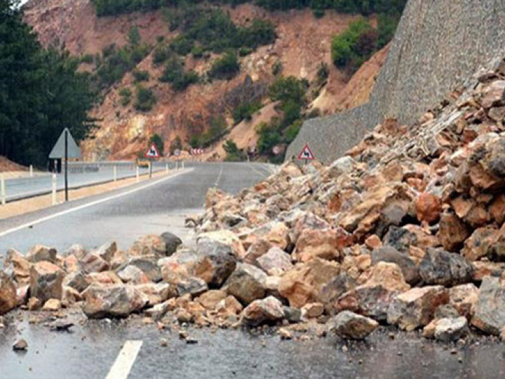 Vozačima se skreće pažnja: Povećana opasnost od odrona na više putnih pravaca