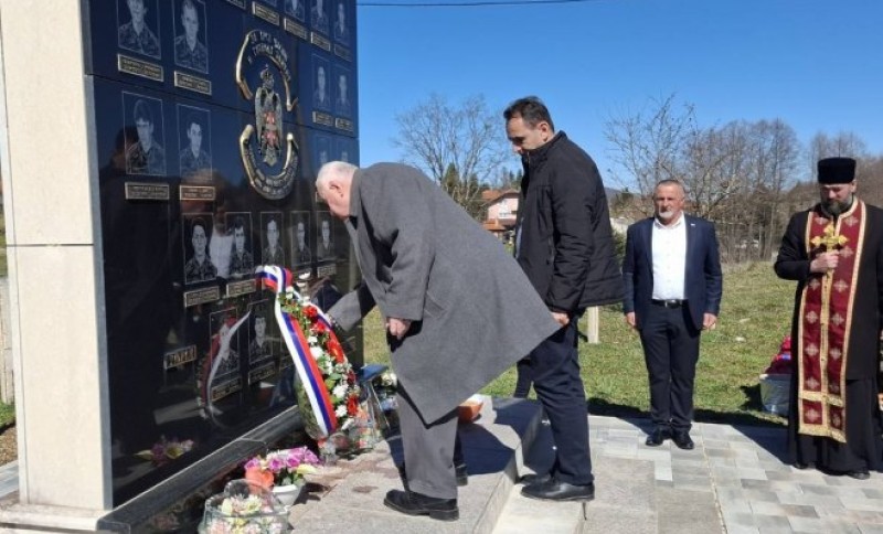 Sjećanje ne blijedi! Služen parastos i položeno cvijeće za 31 poginulog borca sa Sitnice