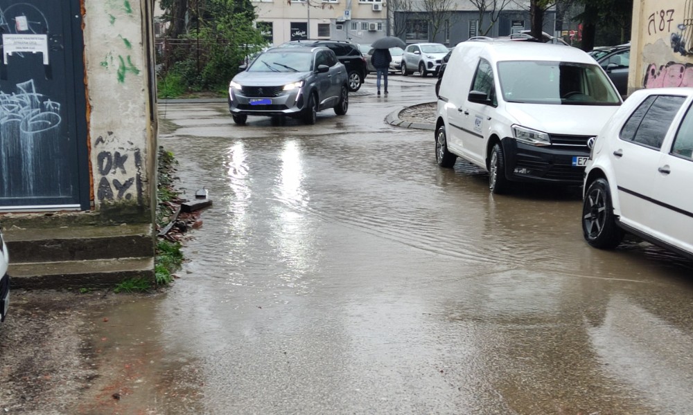 Ili gumene čizme ili okolo: Kiša već napravila problem u centru Banjaluke FOTO/VIDEO
