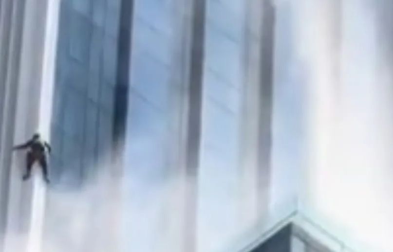 Snimak koji ledi krv u žilama: Perač prozora visio sa nebodera kada je zemljotres pogodio Mjanmar VIDEO