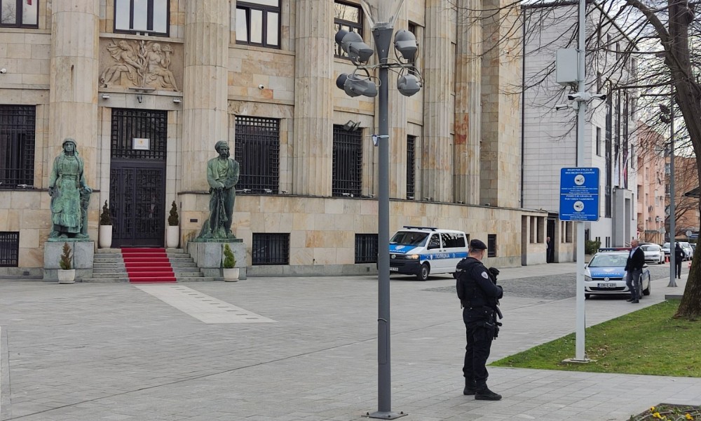 Policija sa dugim cijevima na ulicama Banjaluke: Pripadnici MUP-a ispred institucija Srpske FOTO/VIDEO