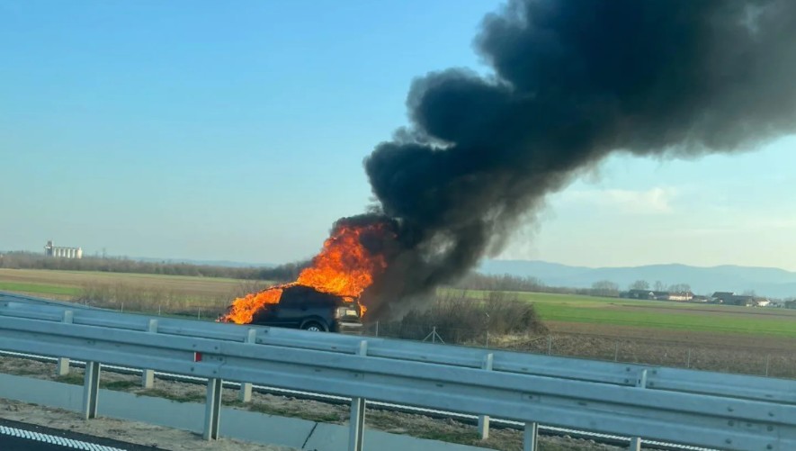 Širi se gust oblak dima: Buktinja na putu, plamen “guta” automobil FOTO