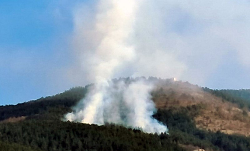 Požar u BiH, vatrogasci ne mogu da gase: Strahuje se da je na tom terenu minsko polje