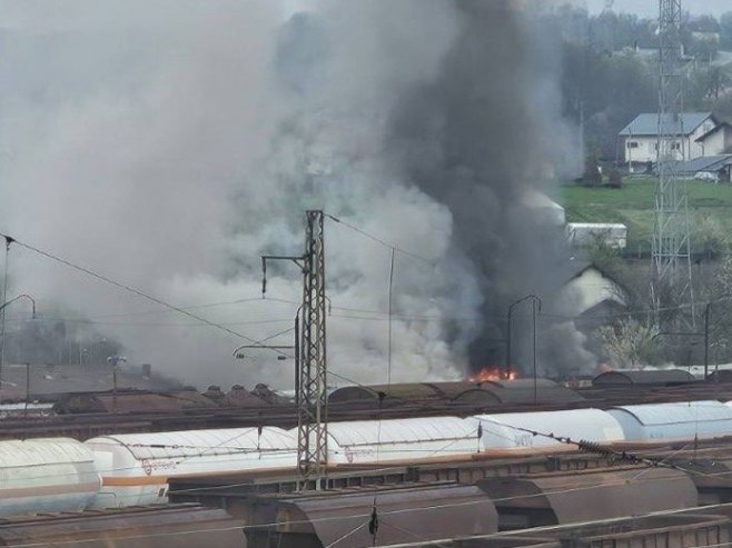 Gorjelo šest vagona: Ugašen požar na Željezničkoj stanici u Doboju