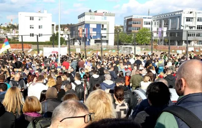 Završen protest ispred Informera: Potpisivana peticija za oduzimanje beogradske frekvencije