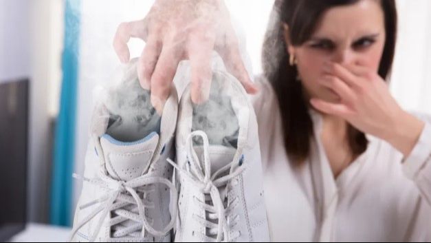 Sjajan trik: U obuću stavite ovu jeftinu sitnicu i zaboravite na neprijatan miris zauvijek