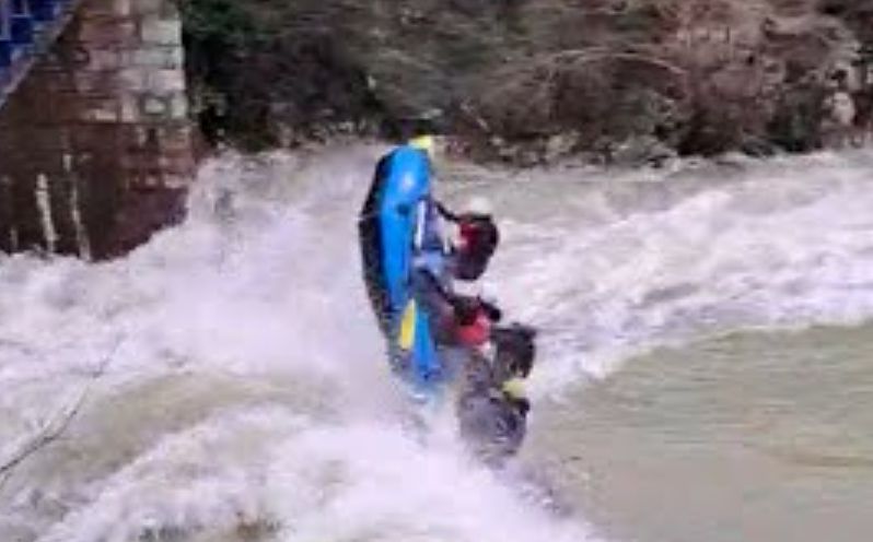 Banjalučki rafteri u podivljalim talasima: Ekipa se prevrnula, pa se izvukla iz Vrbasa VIDEO