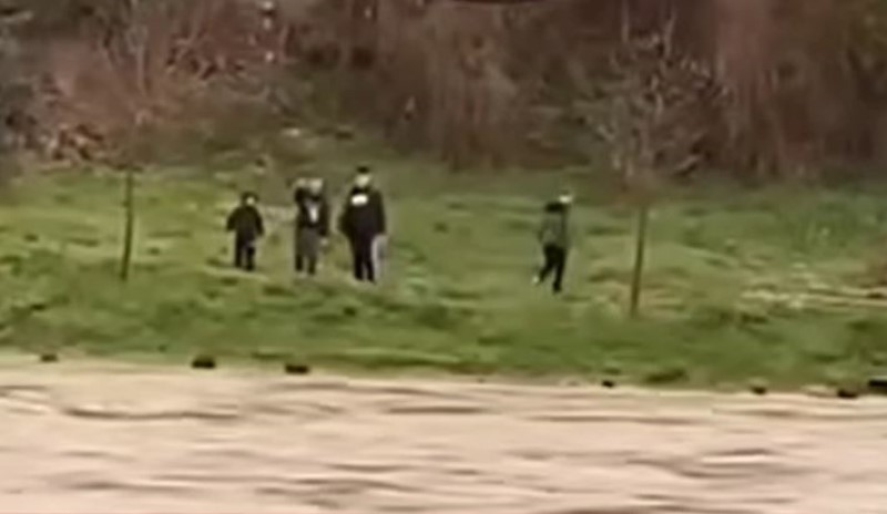 Snažna struja nosi sve pred sobom: Rijeka u BiH nabujala, a djeca se igraju pored nje