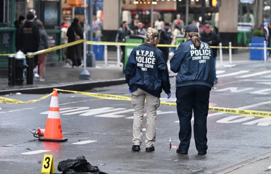 Čovjek zapaljen na Tajms skveru u Njujorku: Policija traga za napadačem