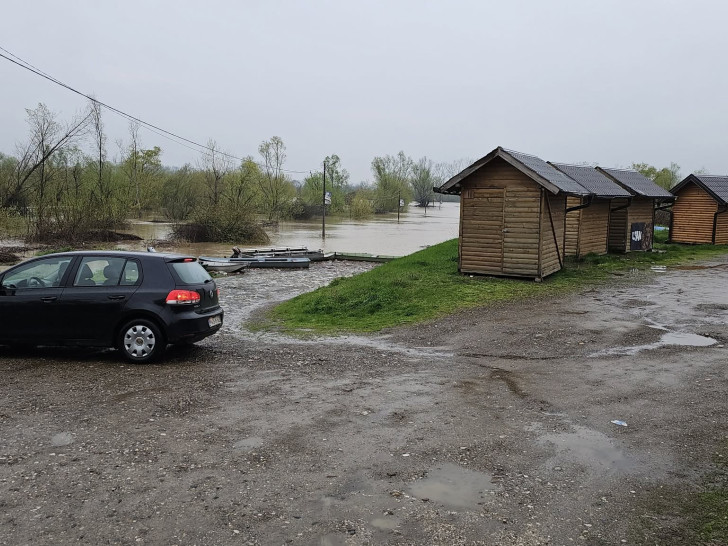 Sava i Bosna u Šamcu u porastu: Voda se izlila na poljoprivredne površine