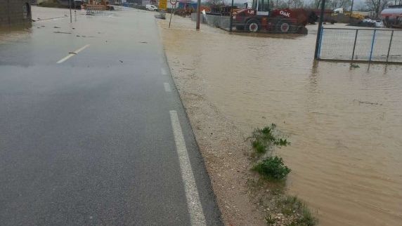 Na kolovozu još ima vode: Neprohodan put Kozarska Dubica-Kostajnica
