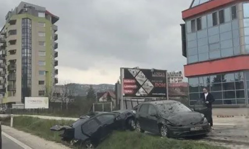Krš i lom u ovom dijelu BiH: Sudar dva auta, jedno završilo u jarku pored puta FOTO