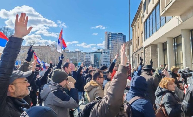 Odbornici opozicije ušli u zgradu Skupštine Novog Sada: Ispred sve više građana VIDEO