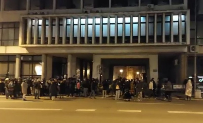 Dramatično ispred Skupštine Novog Sada: Studenti pokušali blokadu, policija ih potisla VIDEO