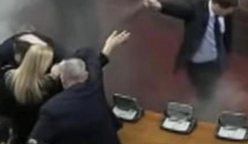 Brutalan napad u Skupštini Srbije: Ljekari se bore za život nerođene bebe VIDEO