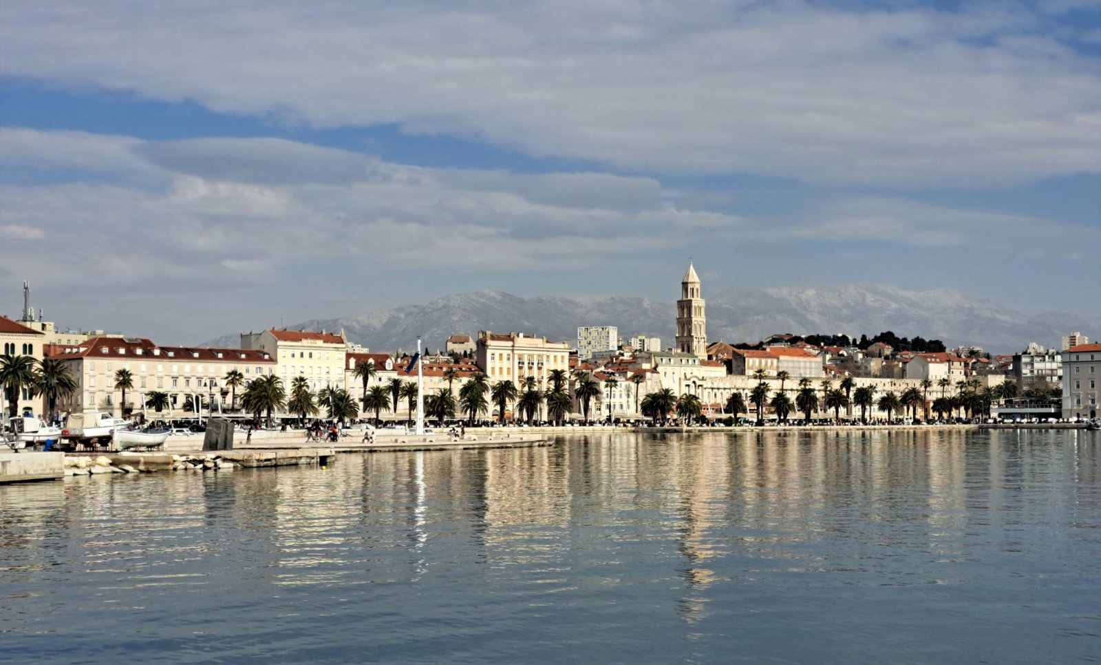 Poruke mržnje u Splitu: Ustaški simbol pored škole, na stadionu svastika