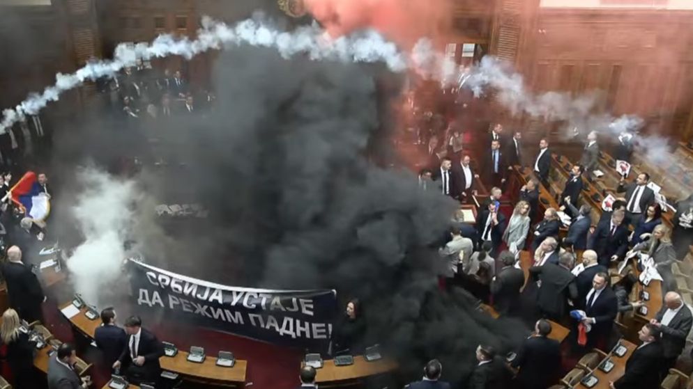 Haos u Skupštini Srbije: Fizički obračun, zapaljene dimne bombe VIDEO