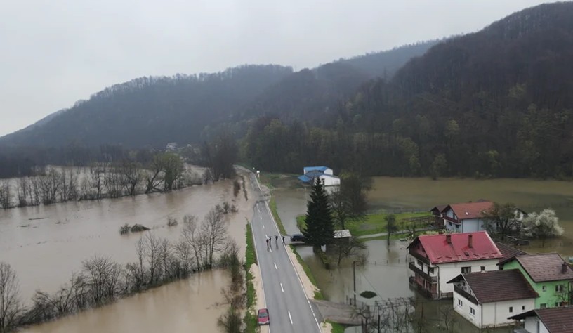 Voda se izlila u Vrelima: Prekid saobraćaja na putnom pravcu  Teslić – Doboj!