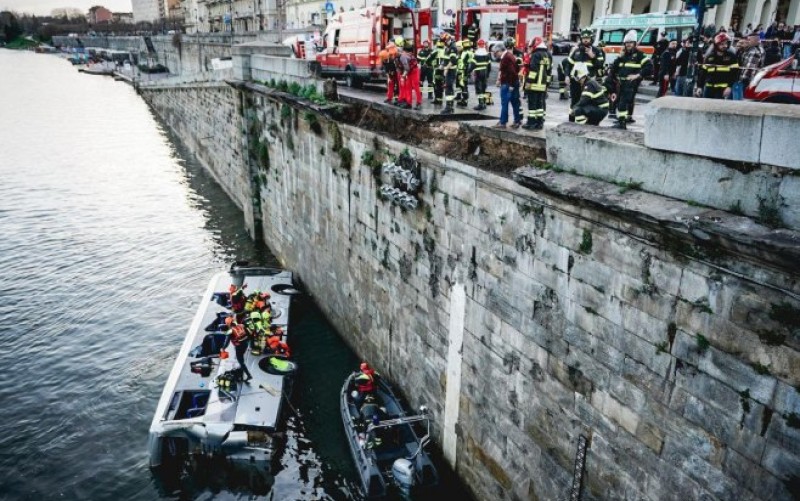 Nesreća u Torinu: Turistički autobus pao u rijeku, vozač preminuo
