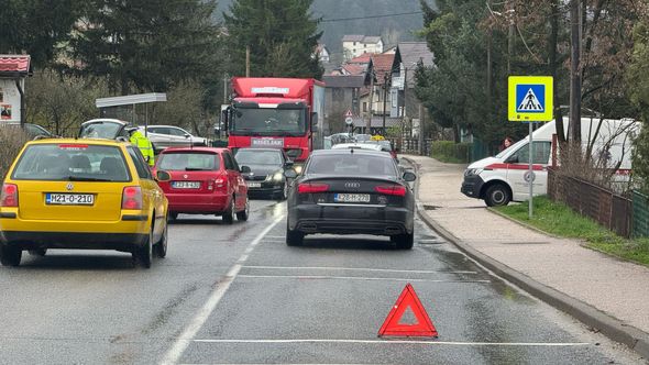Sudar dva automobila: Povrijeđene tri osobe, uviđaj u toku