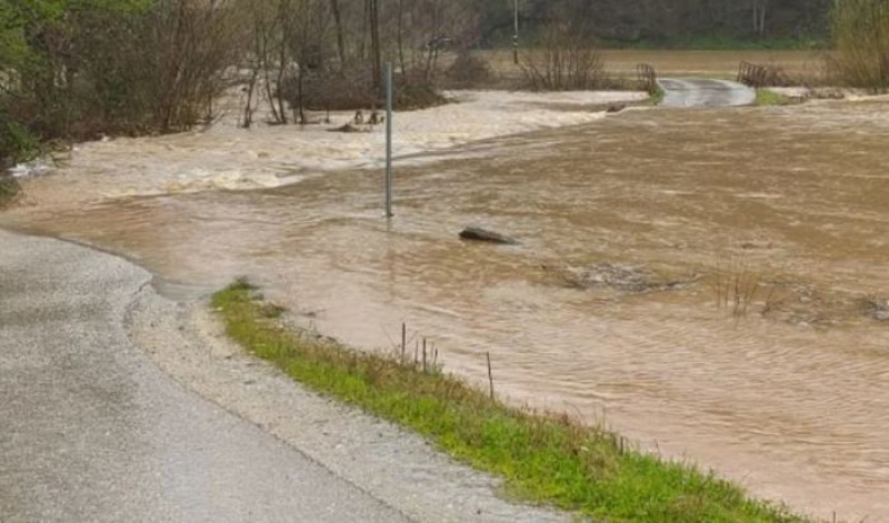 Raste vodostaj Une u Kostajnici: U toku priprema za izgradnju zečijih nasipa