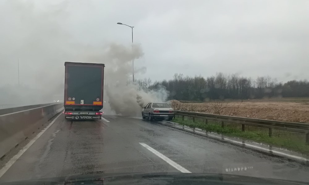 Brza cesta Laktaši – Banjaluka blokirana: Automobil u plamenu FOTO